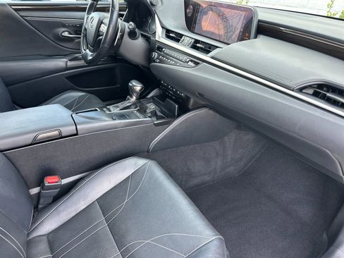 Used 2019 Lexus ES 300h w/ Accessory Package 2 image 16