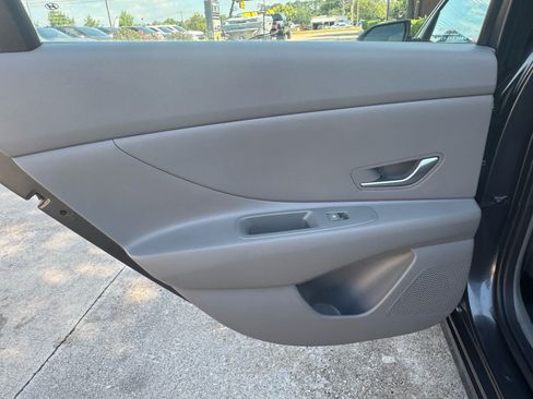 Used 2021 Hyundai Elantra SE FWD image 26