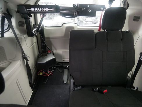 Used 2012 Dodge Grand Caravan SXT image 16