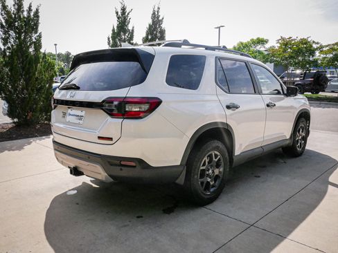 Used 2025 Honda Pilot TrailSport image 10