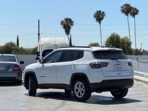 Used 2024 Jeep Compass Latitude AWD/4WD image 2