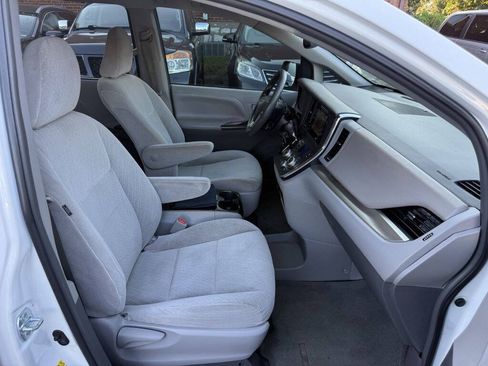 Used 2017 Toyota Sienna LE FWD image 22
