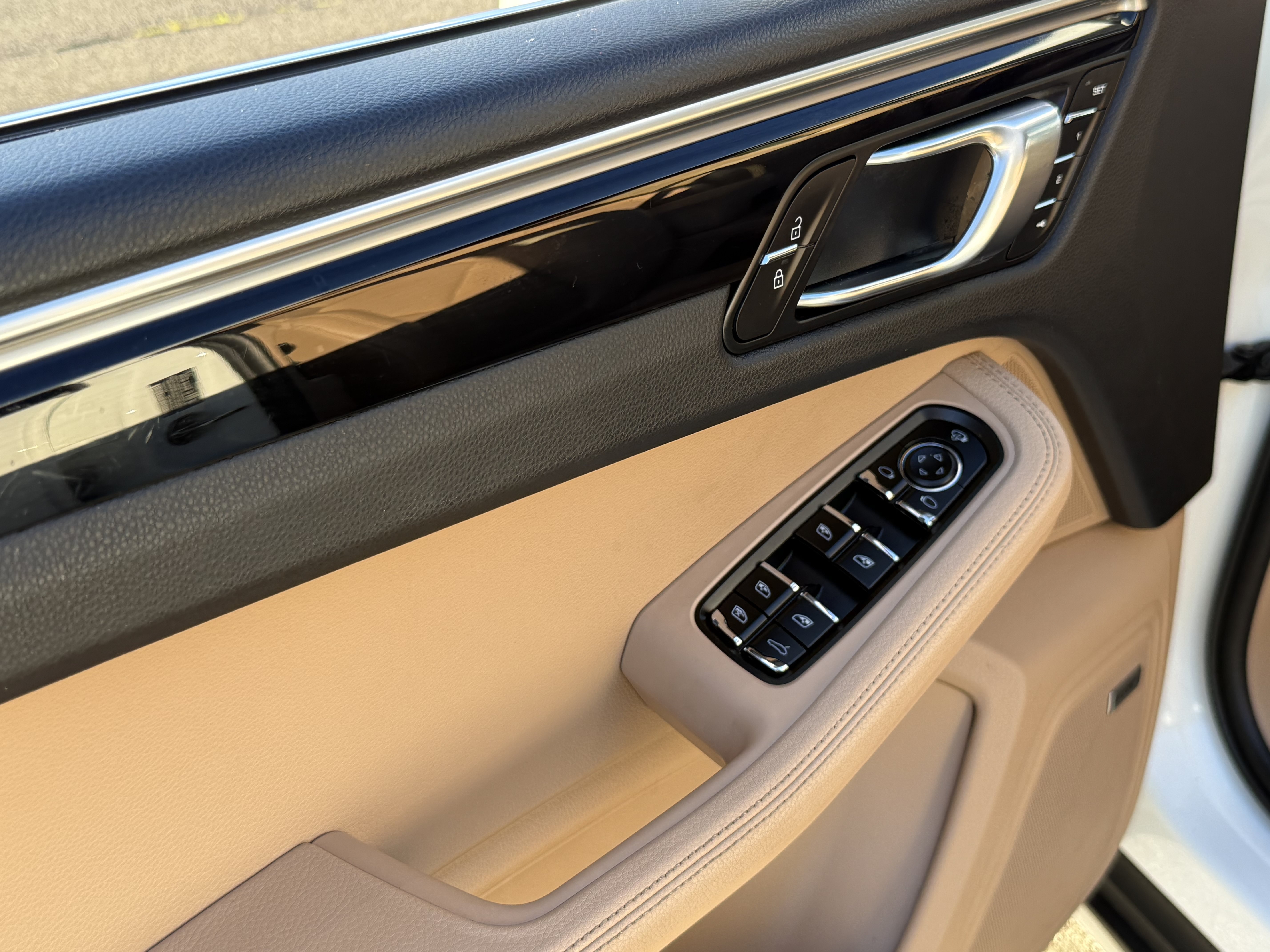 Certified 2023 Porsche Macan AWD/4WD image 6