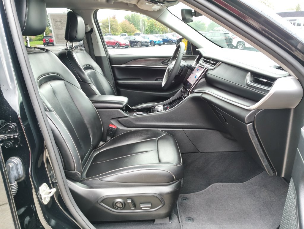 Used 2023 Jeep Grand Cherokee Limited AWD/4WD image 14
