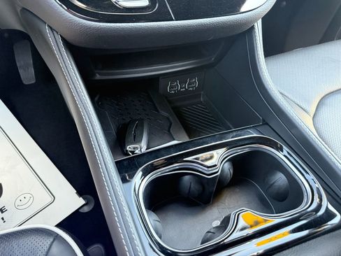 Used 2025 Chrysler Pacifica Limited FWD image 41