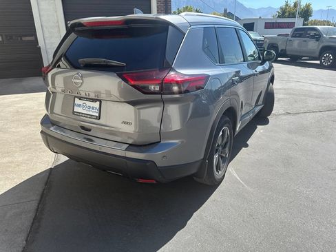 Used 2025 Nissan Rogue SV w/ SV Premium Package AWD/4WD image 8