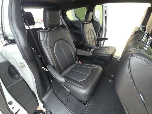 New 2026 Chrysler Pacifica Select image 11