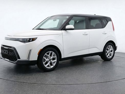 Used 2025 Kia Soul LX w/ LX Technology Package image 3