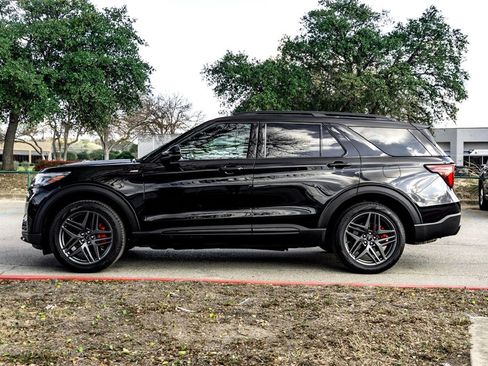 Used 2025 Ford Explorer ST-Line w/ ST-Line Street Pack image 8