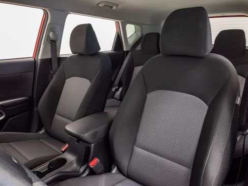 Used 2025 Kia Soul LX w/ LX Technology Package FWD image 9