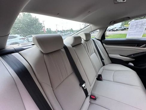 Used 2018 Honda Accord Touring image 9