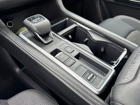 Used 2024 Nissan Pathfinder SV FWD image 18