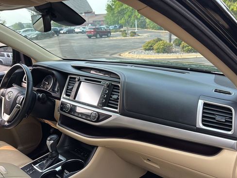 Used 2018 Toyota Highlander XLE AWD/4WD image 14