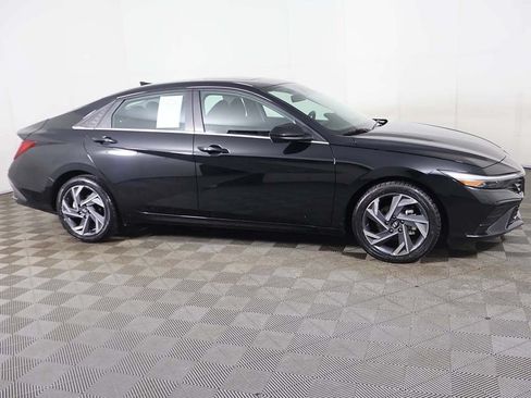 Used 2025 Hyundai Elantra SEL FWD image 18