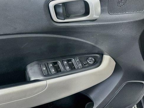 Used 2025 Hyundai Venue SEL FWD image 15