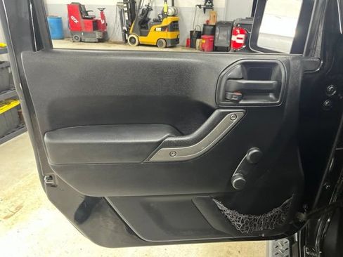Used 2016 Jeep Wrangler Sport w/ Connectivity Group AWD/4WD image 30