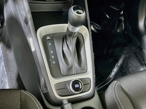 Used 2023 Hyundai Venue SEL FWD image 16