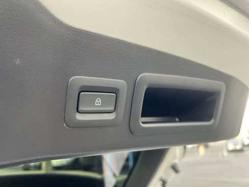 Used 2023 MAZDA MAZDA3 Hatchback w/Premium Plus Pkg image 31