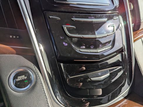 Used 2020 Cadillac Escalade Premium Luxury image 25