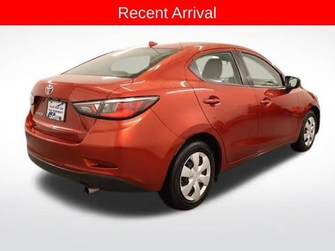 Used 2019 Toyota Yaris L image 3