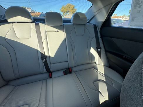 Used 2025 Hyundai Elantra Limited image 38