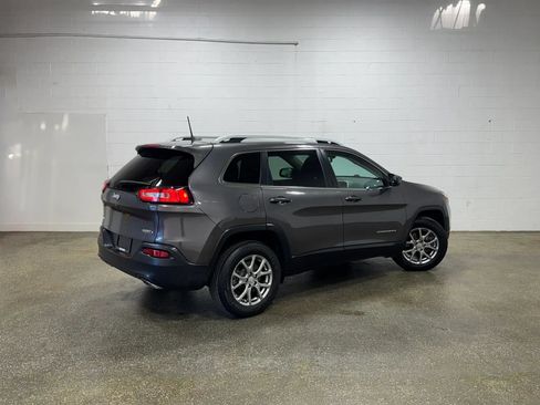 Used 2018 Jeep Cherokee Latitude Plus w/ Cold Weather Group AWD/4WD image 3