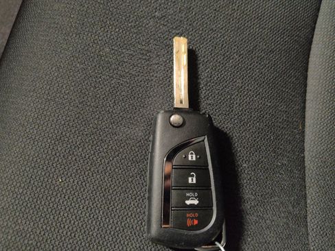 Used 2021 Toyota Corolla LE FWD image 32
