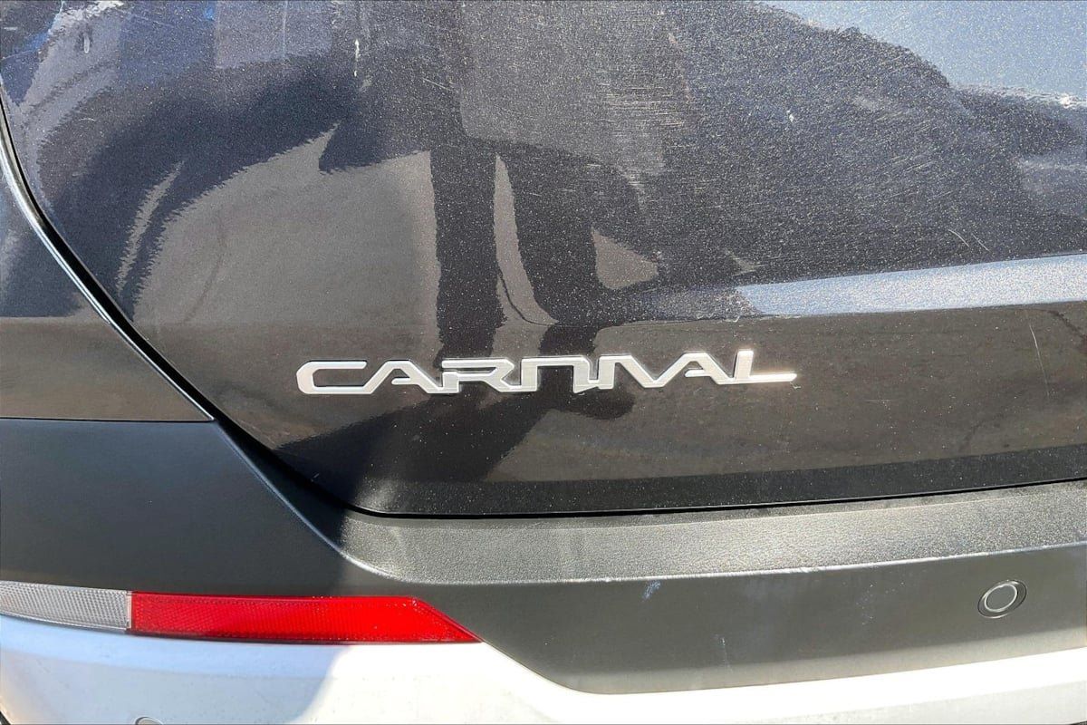 Used 2025 Kia Carnival FWD image 6