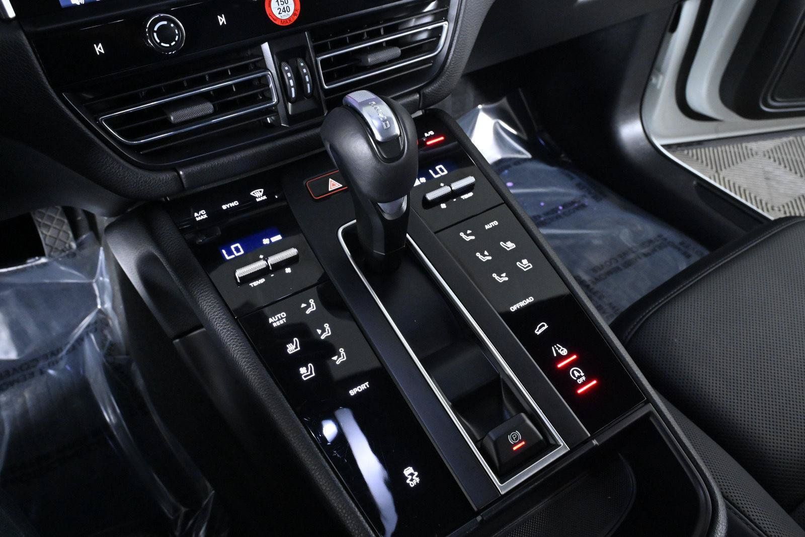 Used 2024 Porsche Macan Turbo AWD/4WD image 18