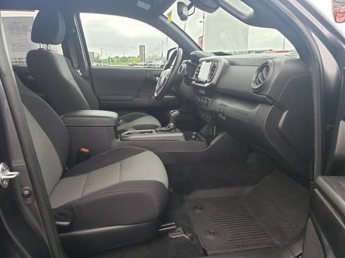 Used 2022 Toyota Tacoma TRD Sport AWD/4WD image 16