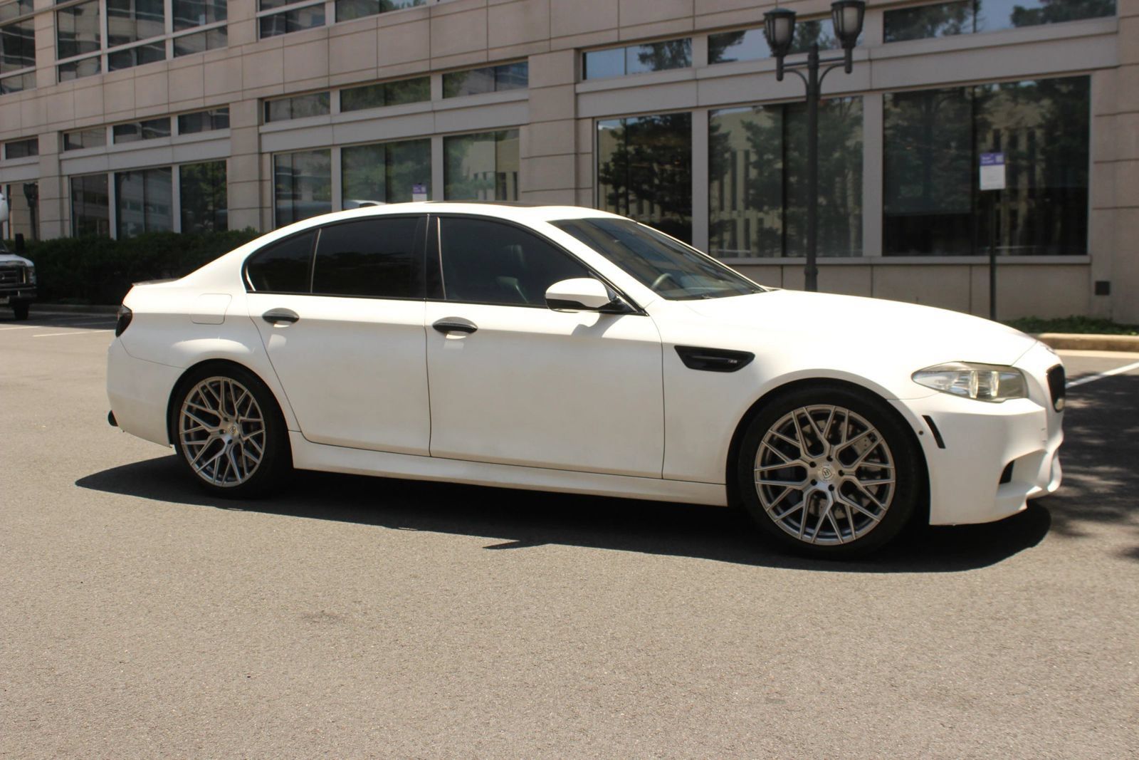 Used 2013 BMW M5 RWD image 2