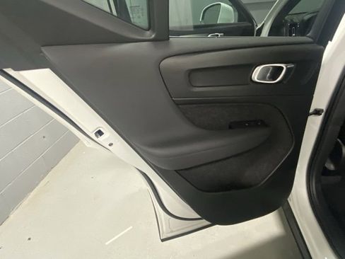 Used 2025 Volvo XC40 B5 Core image 8