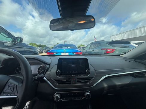 Used 2025 Nissan Altima 2.5 SV FWD image 32