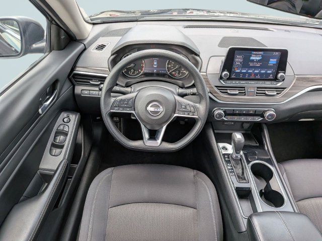 Used 2024 Nissan Altima 2.5 SV FWD image 14