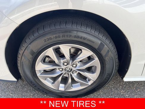 Used 2024 Toyota Sienna XLE w/ XLE Plus Package AWD/4WD image 5