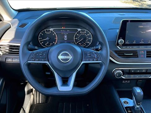 Used 2025 Nissan Altima 2.5 SV image 5