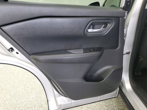 Used 2025 Nissan Rogue SV FWD image 17