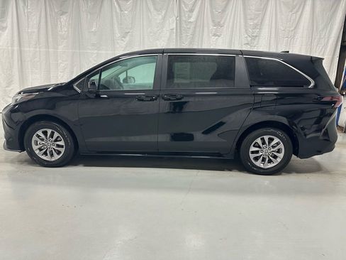 Used 2025 Toyota Sienna LE image 4