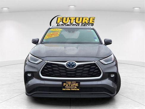 Certified 2024 Toyota Highlander XLE image 2