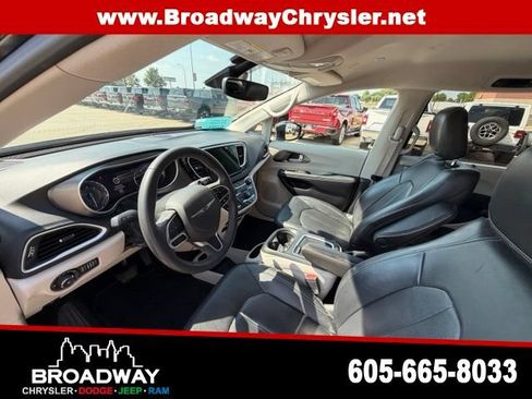 Used 2022 Chrysler Pacifica Touring-L FWD image 16