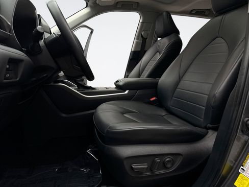 Used 2024 Toyota Highlander XLE image 11