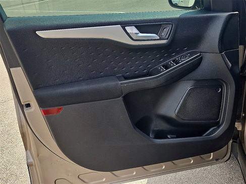 Used 2020 Ford Escape SE image 17