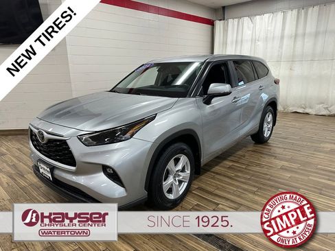Used 2024 Toyota Highlander LE AWD/4WD image 1