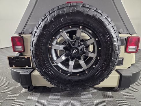 Used 2018 Jeep Wrangler Unlimited Sahara w/ Connectivity Group AWD/4WD image 28