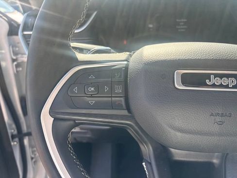 Used 2023 Jeep Grand Cherokee Laredo AWD/4WD image 30