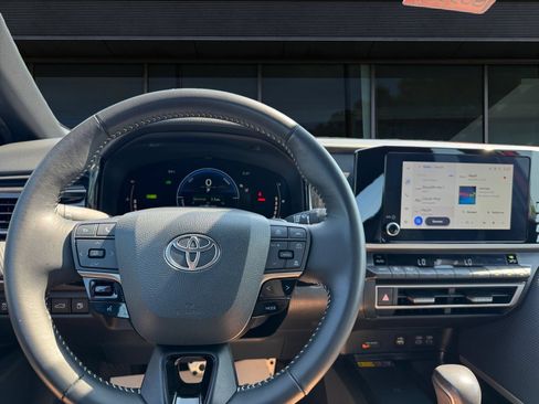 Used 2025 Toyota Camry SE FWD image 3