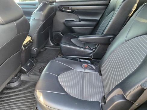 Used 2022 Toyota Highlander XSE AWD/4WD image 15