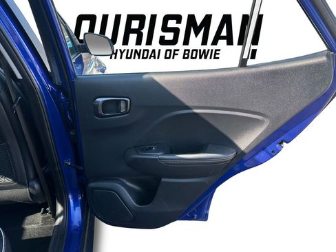 Used 2023 Hyundai Venue Limited image 17