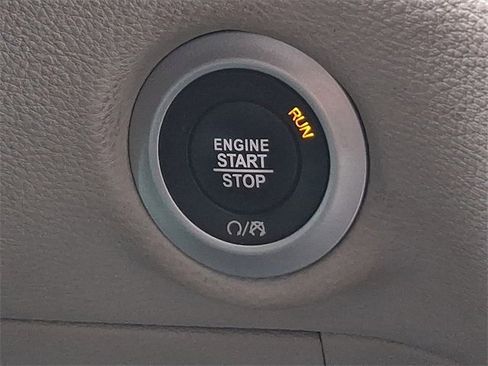 Used 2024 Chrysler Pacifica Select image 31