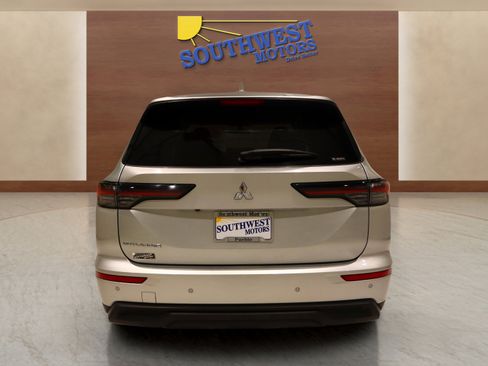 Used 2025 Mitsubishi Outlander ES image 3